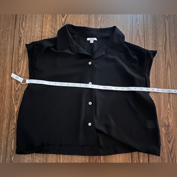Pistola 
Medium 
Black
Short sleeve 
Button Down 
Crop
Blouse - Picture 5 of 9